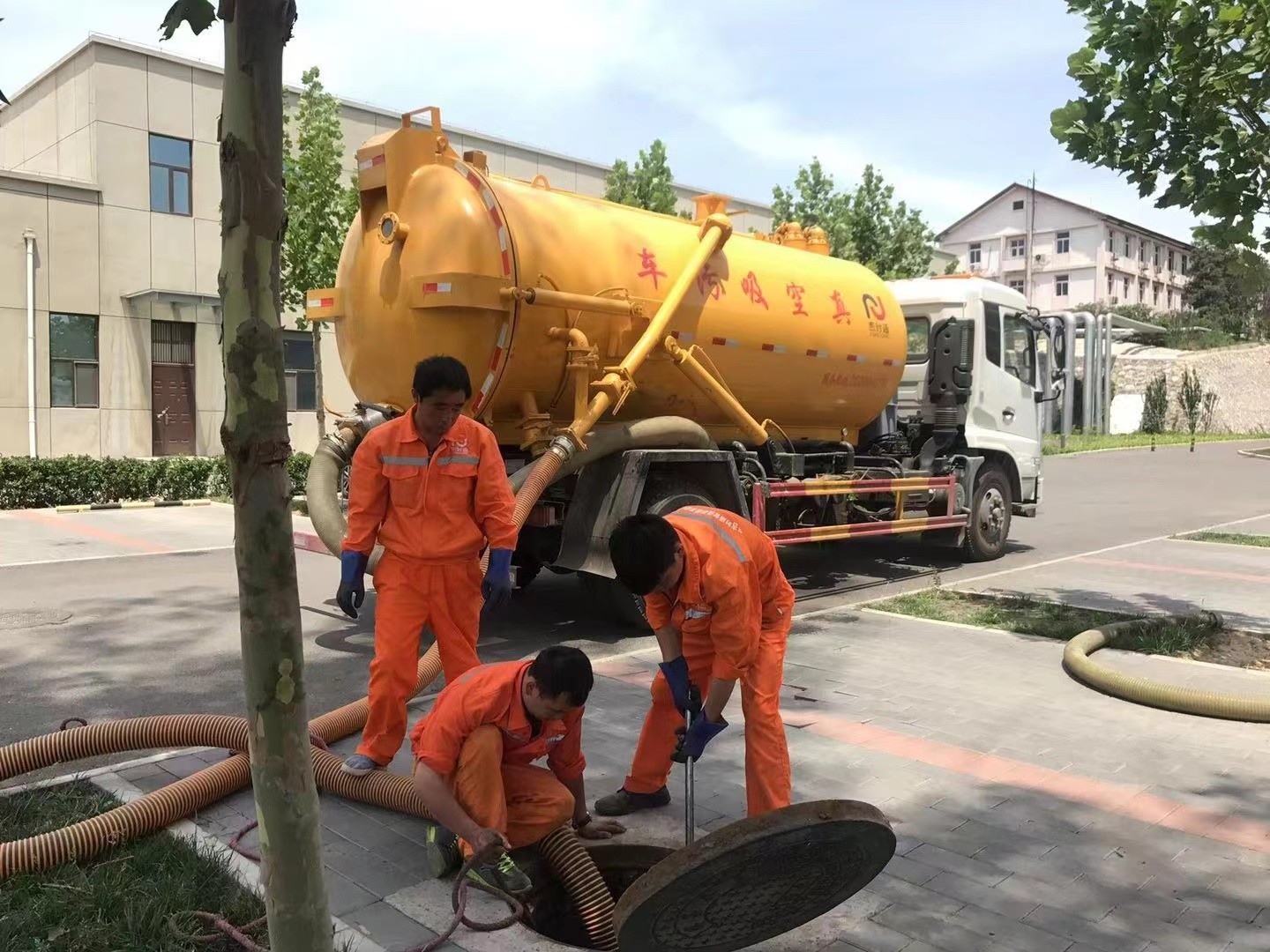 板桥镇化粪池清理与5-8吨吸粪车施工效率分析